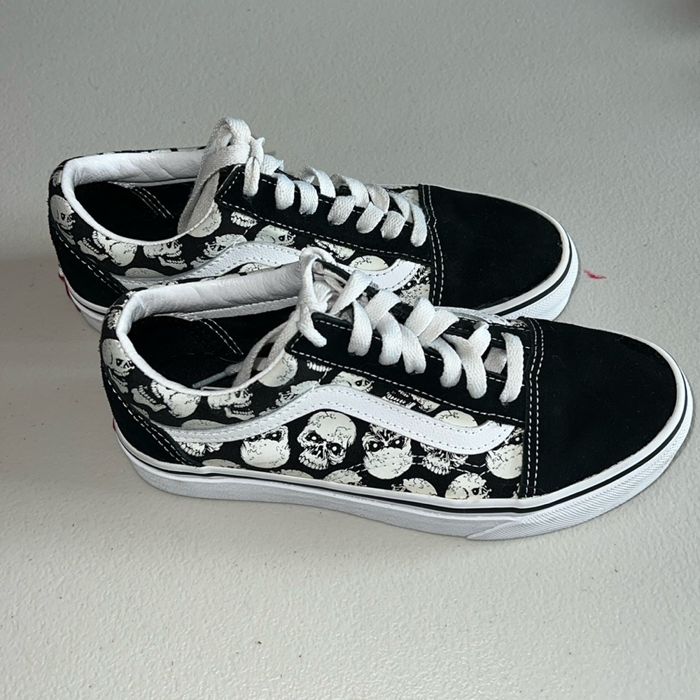 Excellent condition Kids size 4 Glow in the Dark Skulls Vans